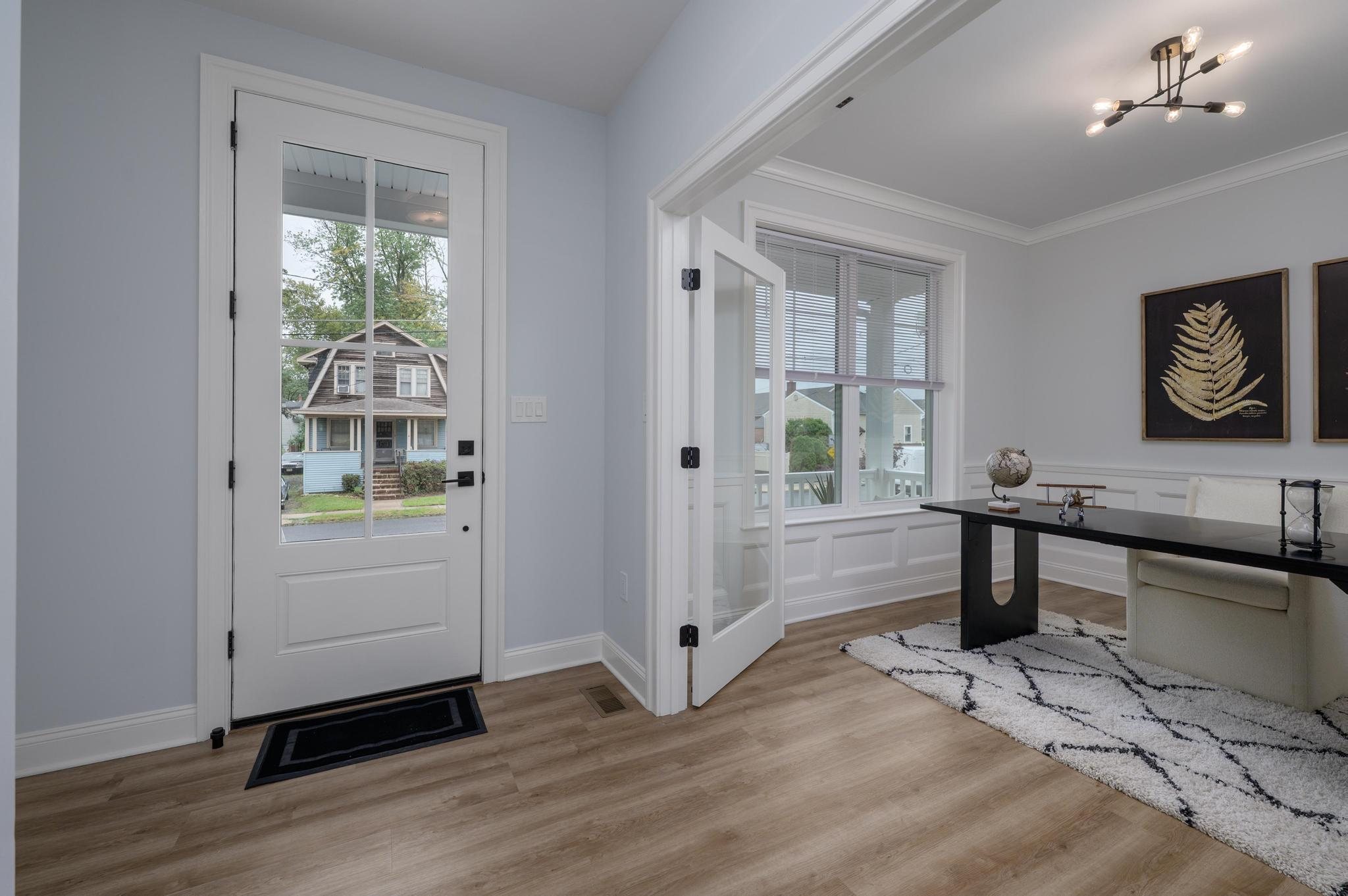 9 E Crystal Lake Foyer Entry
